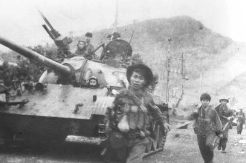 Tỉnh đầu tiên nào ở miền Nam được giải phóng trong năm 1975?