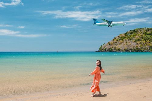 Ghé bãi biển 'đẹp nhất thế giới' ở Côn Đảo, khách 'đội' nắng săn ảnh máy bay
