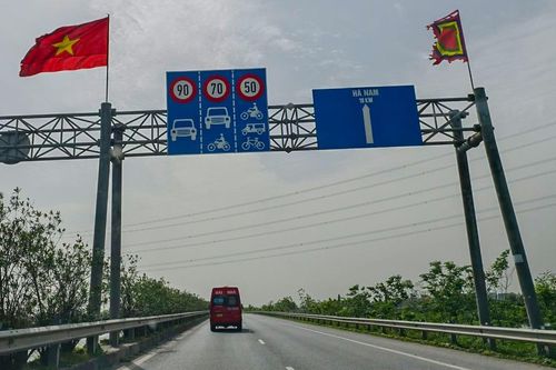 Nỗi khổ 'bò' sau xe chạy chậm bám làn trái: Khi nào hết cảnh ức chế trên đường?
