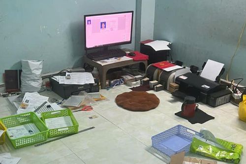 Đột kích lò 'chế' giấy phép lái xe, căn cước giả của nhóm nhân viên giao hàng