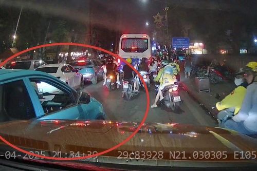 Tạt đầu xe bán tải, tài xế taxi hung hăng thách thức 'gọi công an đi'