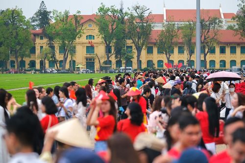 Đông nghịt người đổ về Quảng trường Ba Đình trước ngày kỷ niệm 30/4 lịch sử