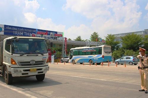 Khi các tuyến cao tốc ra vào Hà Nội ùn tắc dịp nghỉ lễ, tài xế đi đường nào?