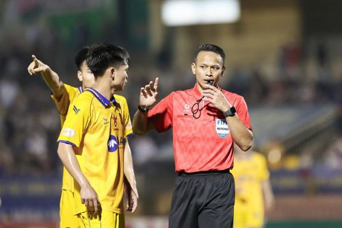 Trọng tài Malaysia cầm còi 'trận chung kết' Hà Nội vs Nam Định