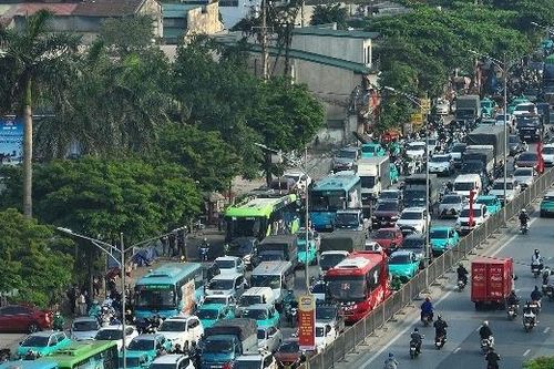 Dòng người ùn ùn về quê nghỉ lễ, cửa ngõ Hà Nội tắc cứng