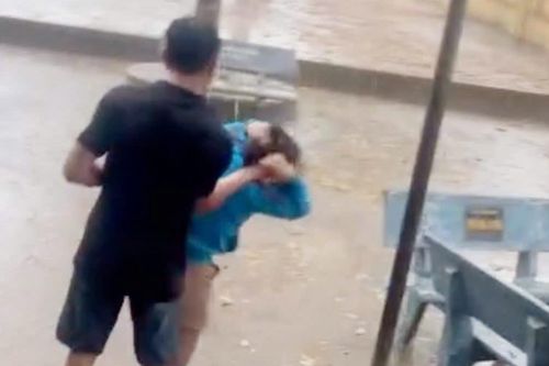 Triệu tập nam phụ huynh xông vào lớp học túm tóc, đánh vào đầu cô giáo