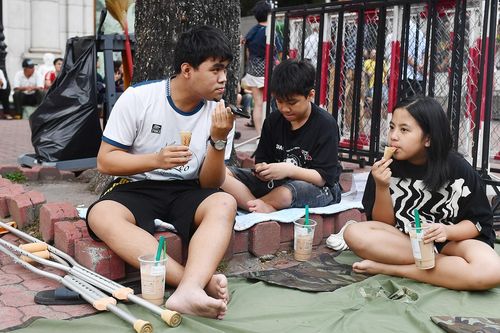 Nhiều người 'xí chỗ' xem diễu binh nhầm vào khu vực cấm