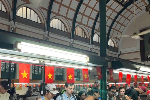 Giới trẻ 'săn' bộ tem Kỷ niệm 50 năm Ngày Giải phóng miền Nam