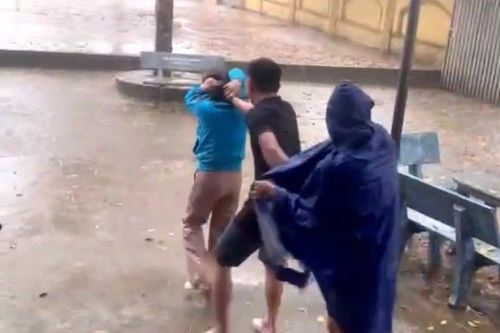 Phụ huynh lao vào lớp học đánh nữ giáo viên