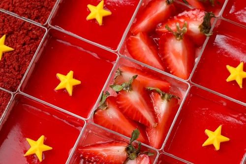 Tự hào trào lưu 'tình yêu nhuộm màu cờ đỏ' của giới trẻ Việt nhân dịp Đại lễ