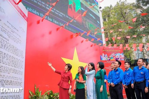Đến trụ sở Thông tấn xã Việt Nam check-in 'Bản tin chiến thắng đầu tiên'
