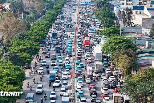 Ùn tắc kéo dài trên nhiều tuyến đường trước kỳ nghỉ lễ 30/4-1/5