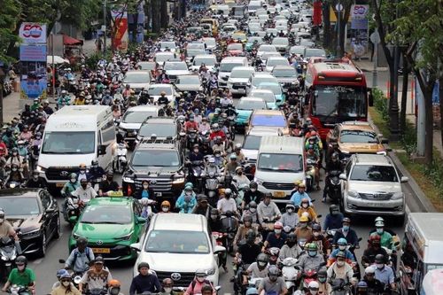 Thành phố Hồ Chí Minh nhộn nhịp, đông xe trước kỳ nghỉ Lễ 30/4