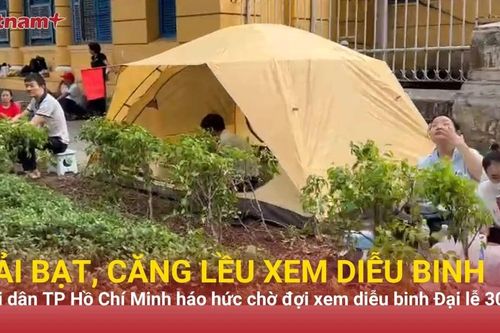 Người dân TP Hồ Chí Minh dựng lều, trải bạt sẵn sàng trắng đêm chờ xem diễu binh