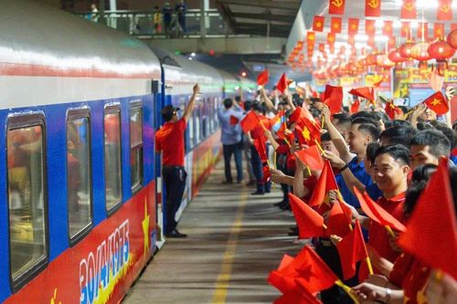 'Đoàn tàu Thống Nhất' hai miền lăn bánh, mang theo khát vọng hòa bình