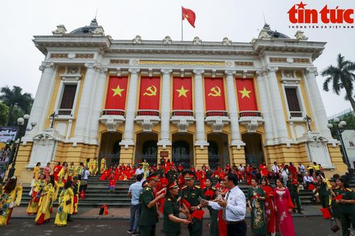 Phố phường Hà Nội rực rỡ mừng ngày Thống nhất non sông