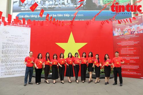 Hào hứng check-in với Bản tin chiến thắng 30/4 và cờ Tổ quốc tại Thông tấn xã Việt Nam