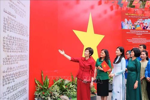 Đến trụ sở TTXVN 'check-in' cùng Bản tin Chiến thắng 30/4