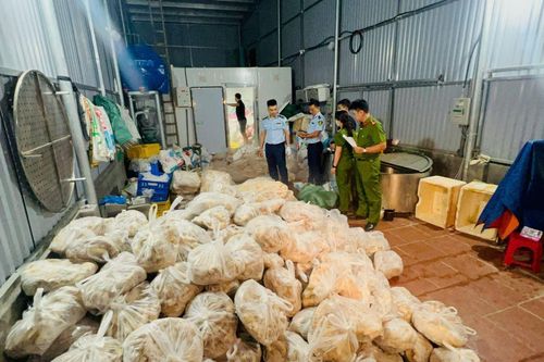 Khám xét 3 kho lạnh thu giữ hơn 10 tấn nội tạng bò 'bẩn'