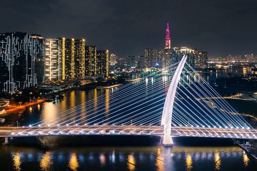 TP Hồ Chí Minh: Cầu Ba Son được chiếu sáng mỹ thuật rực rỡ trong dịp Đại lễ 30/4