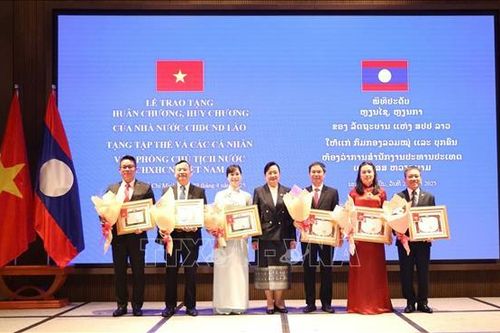 Trao tặng Huân chương, Huy chương của Nhà nước Lào cho Văn phòng Chủ tịch nước