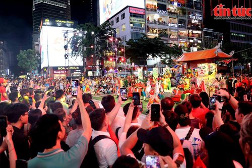 Biểu diễn hát bội truyền thống phục vụ người dân tại phố đi bộ Nguyễn Huệ