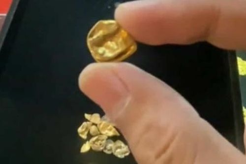 Mang vàng gom được đi bán, người đàn ông sốc khi biết giá trị