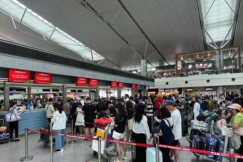 Sân bay Tân Sơn Nhất đông nghẹt trước ngày nghỉ lễ, khuyến cáo hành khách check-in sớm