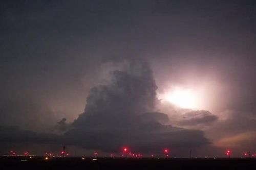 Video tua nhanh hé lộ sức mạnh kinh hoàng của cơn bão kèm lốc xoáy ở Oklahoma