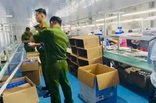 Cận cảnh dây chuyền lắp ráp điện thoại lậu 'khủng'