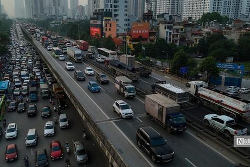 Ùn tắc hàng km, các phương tiện nhích từng chút một rời khỏi Hà Nội trước kỳ nghỉ lễ