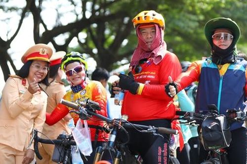 Đoàn xe đạp với 105 thành viên, vượt 1.723 km vào Tp.HCM tham dự lễ kỷ niệm 50 năm thống nhất đất nước