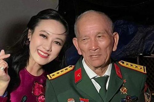 BTV Hoài Anh xúc động khi gặp cụ ông đi xe máy từ Nghệ An vào TP.HCM xem diễu binh