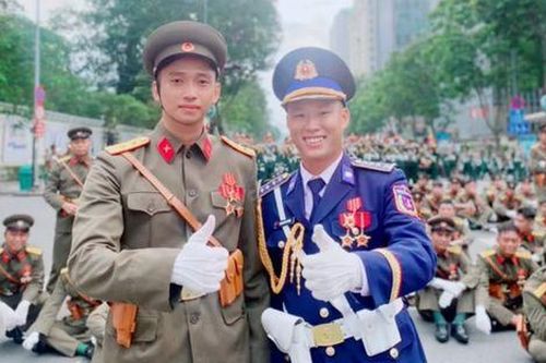 Bức ảnh chụp 2 chàng quân nhân có gì đặc biệt mà khiến cõi mạng bùng nổ?