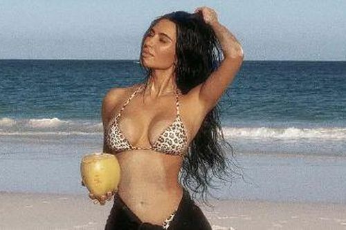 Kim Kardashian đeo bộ lắc chân 'đắt hơn một ngôi nhà' đi tắm biển