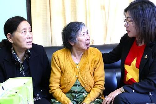 Hội LHPN tỉnh Lâm Đồng thăm, tặng quà nữ cựu tù cách mạng tiêu biểu