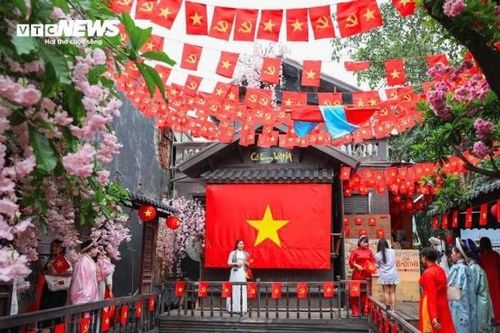 Từ ánh mắt học trò đến nhịp bước công nhân: Tự hào hai tiếng Việt Nam!