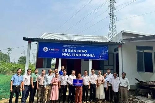 PC Huế: Bàn giao 2 căn nhà tình nghĩa cho hộ nghèo