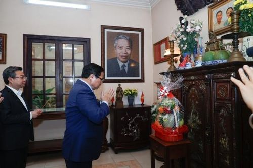 Thủ tướng dâng hương tưởng nhớ các đồng chí Phạm Hùng, Võ Văn Kiệt