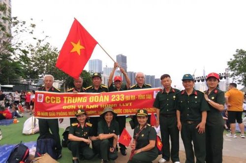 TP. Hồ Chí Minh: Người dân sẵn sàng thức trắng, chờ đón duyệt binh