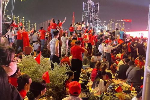 Các màn hình Led trên Bến Bạch Đằng đang được các đội ngũ kỹ thuật kiểm tra test thử cho sự kiện trọng đại ngày mai