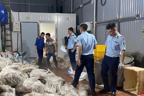 Hà Nội phát hiện số lượng lớn thịt bò, xúc xích, chả cá... bẩn chuẩn bị được đưa ra thị trường