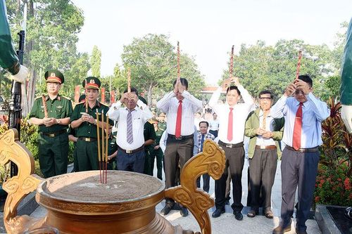 Thị ủy, UBND TX. Tịnh Biên viếng nghĩa trang liệt sĩ dịp Lễ kỷ niệm 30/4