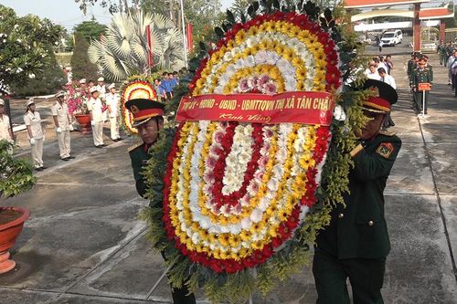 Tân Châu tổ chức lễ viếng nghĩa trang liệt sĩ