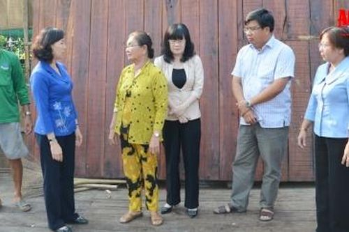 Lãnh đạo tỉnh An Giang thăm hỏi các hộ dân bị ảnh hưởng bởi giông, lốc ở huyện Phú Tân