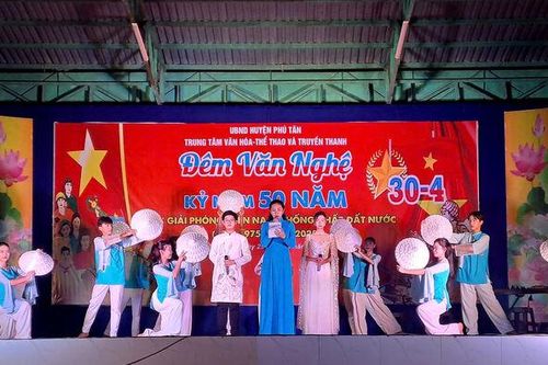 Huyện Phú Tân tổ chức văn nghệ chào mừng kỷ niệm Ngày Giải phóng miền Nam