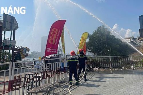Thực tập phương án chữa cháy và cứu nạn cứu hộ tàu du lịch trên sông Hàn