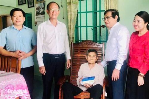 Phó chủ tịch UBND tỉnh Nguyễn Sơn Hùng thăm, tặng quà các Mẹ Việt Nam anh hùng và cán bộ tiền khởi nghĩa