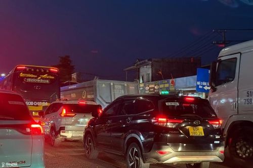Lượng xe đông đúc trên các tuyến đường Đồng Nai vào chiều tối trước kỳ nghỉ lễ 30-4 và 1-5