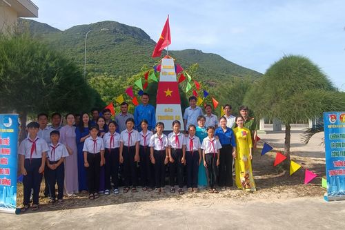 Huyện đoàn Vạn Ninh khánh thành công trình thanh niên 'Trường Sa trong trái tim tôi'